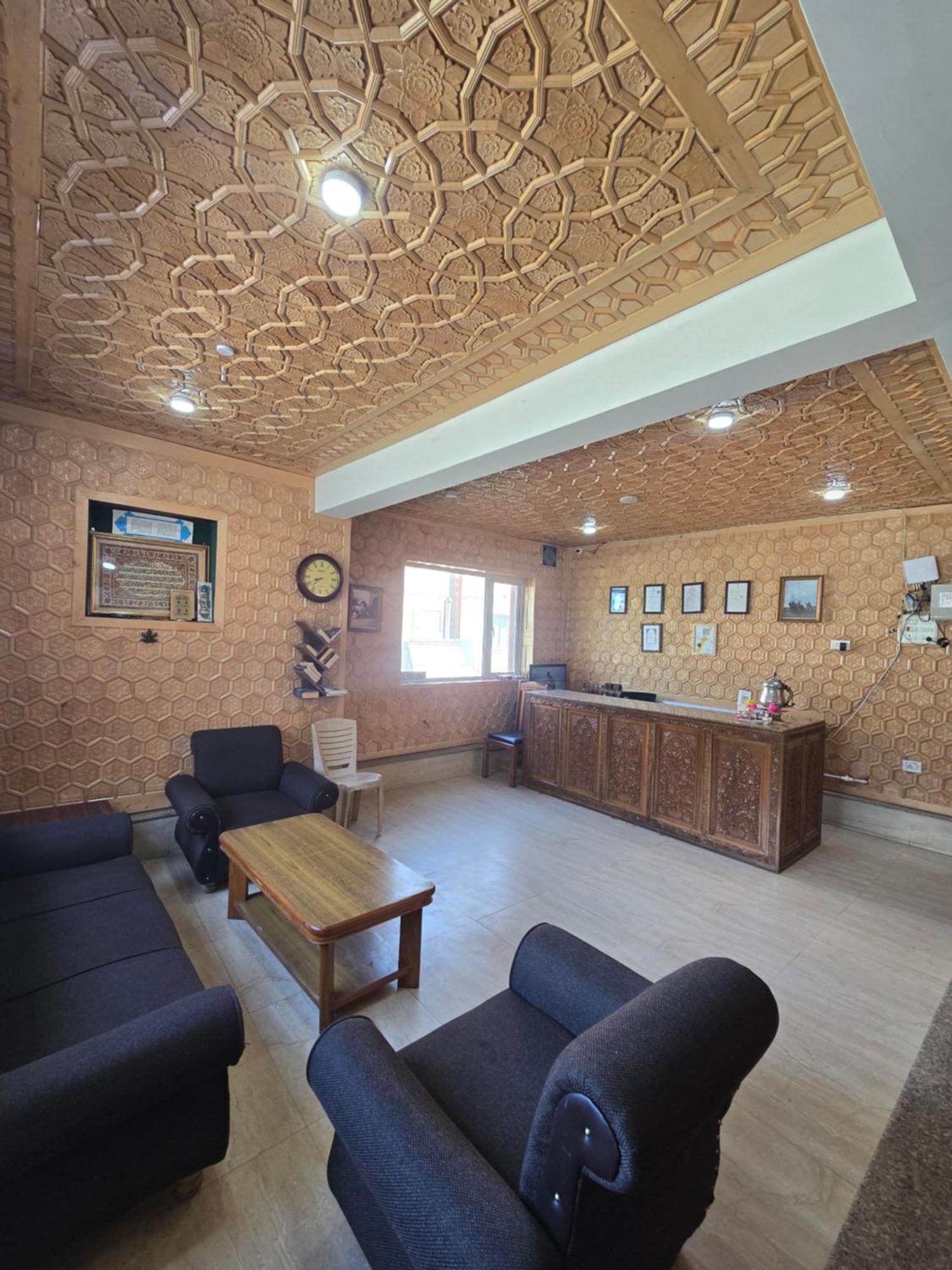 Hotel Barzman Sonāmarg Buitenkant foto