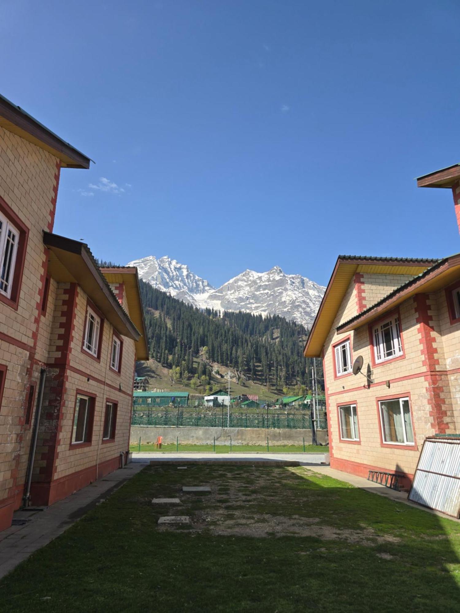 Hotel Barzman Sonāmarg Buitenkant foto